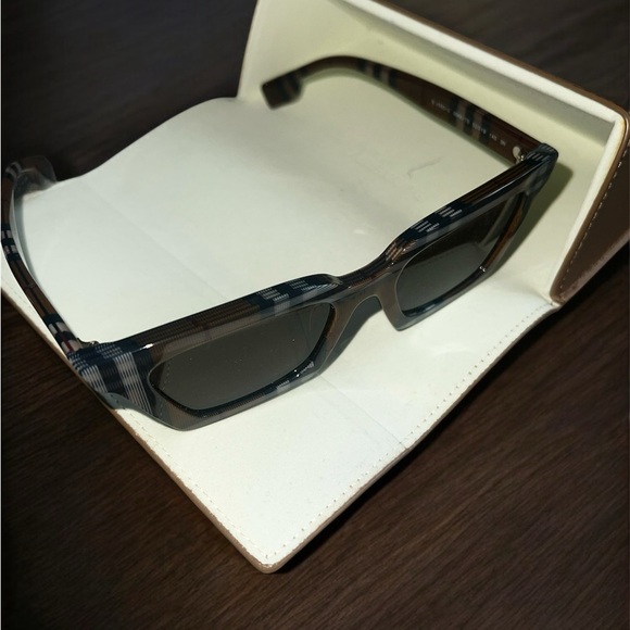 Burberry sunglasses - Picture 6 of 6
